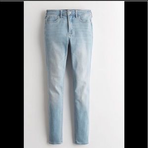 HOLLISTER • SUPER SKINNY LIGHT WASH JEANS
